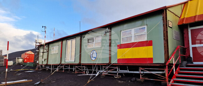 Българският научноизследователски кораб „Св.св. Кирил и Методий” достави оборудване до испанската антарктическа база на о. Дисепшън