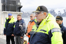 Антарктида - възпоменателна церемония - самолетна катастрофа
