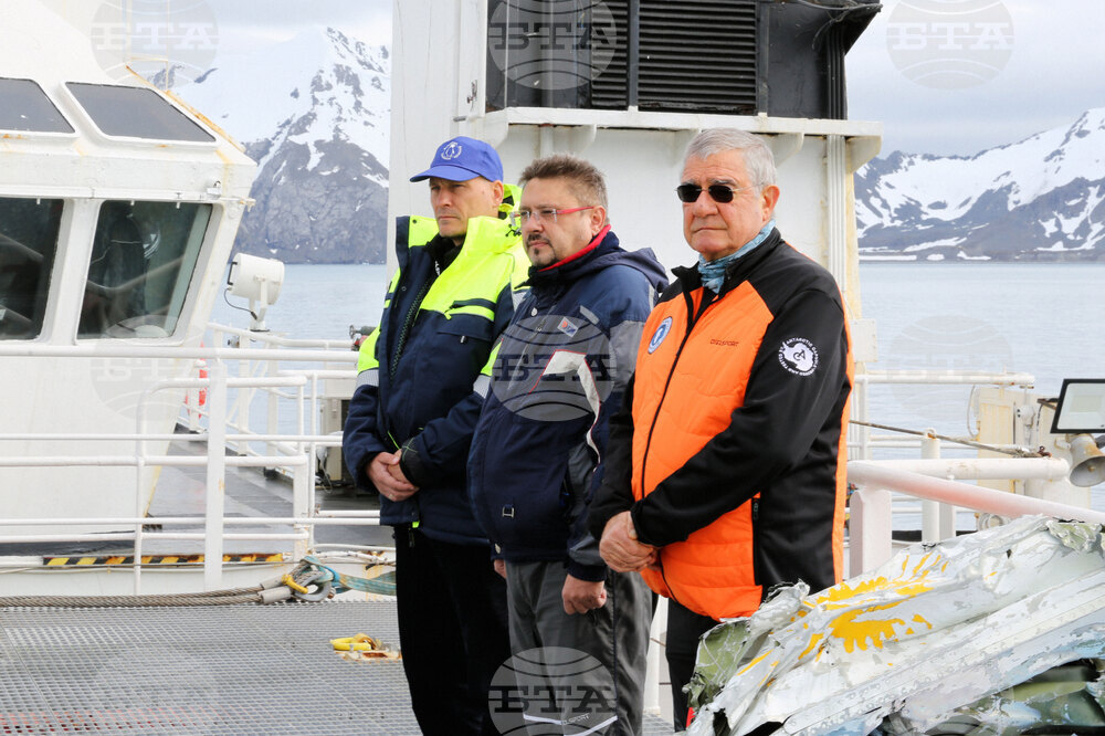 Антарктида - възпоменателна церемония - самолетна катастрофа