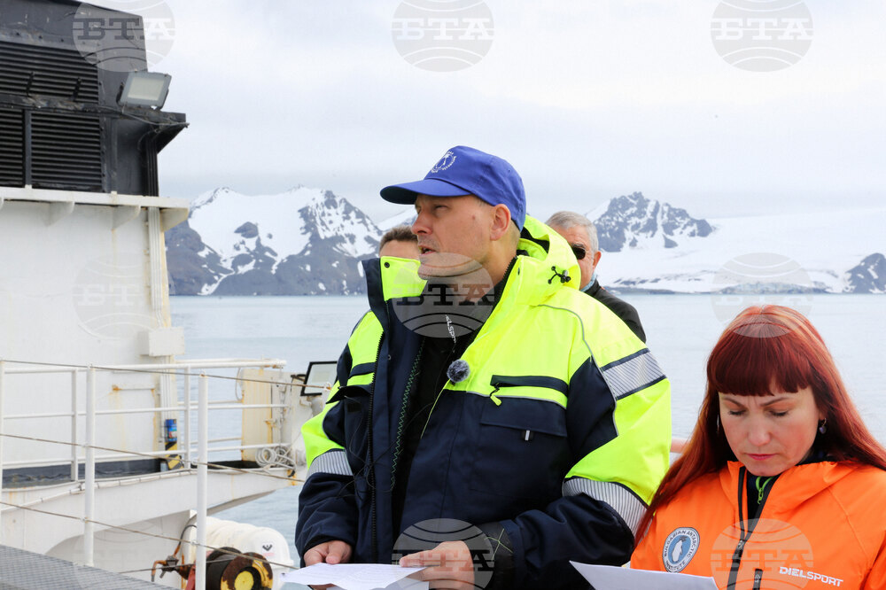 Антарктида - възпоменателна церемония - самолетна катастрофа