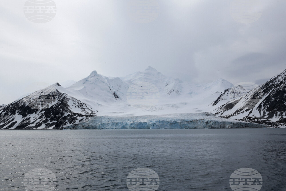Антарктида - възпоменателна церемония - самолетна катастрофа