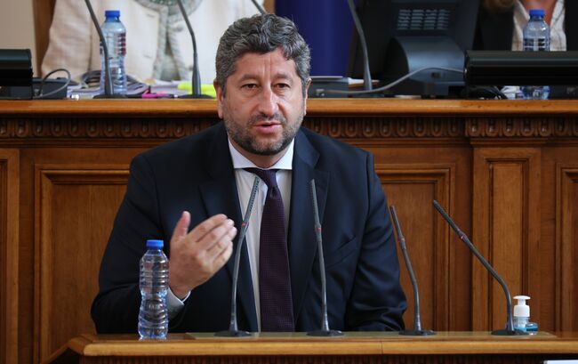 "Демократична България" се противопоставя на идеята за обявяване на форсмажор, коментира Христо Иванов
