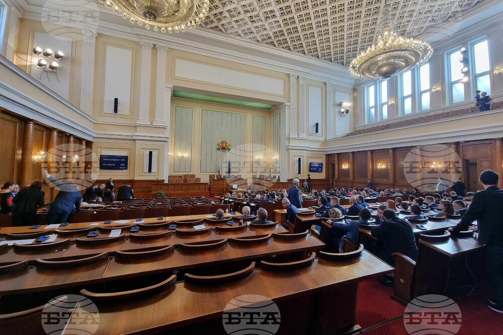 Парламентът не събра кворум при първия опит за регистрация сутринта