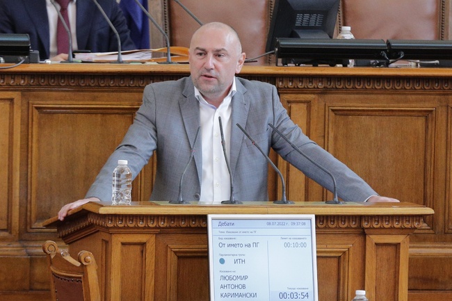 Управляващите политически сили години наред не си дават сметка, че погубват доверието на обществото, заяви Любомир Каримански