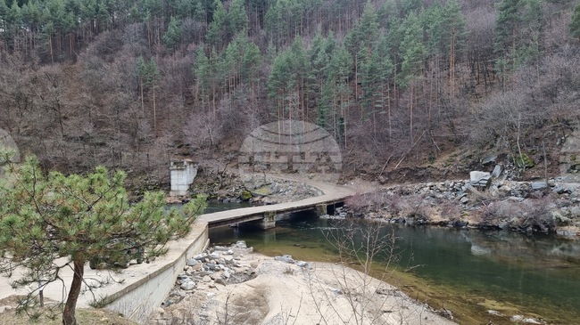Обстановката заради валежите в област Кърджали е спокойна, въведено е само едно ограничение по третокласен път в района на село Китница