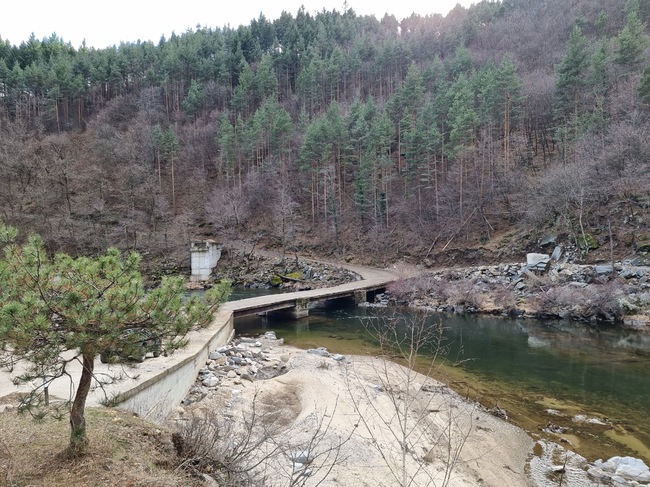 Обстановката заради валежите в област Кърджали е спокойна, въведено е само едно ограничение по третокласен път в района на село Китница