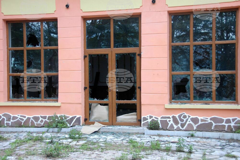 Счупени са прозорци на училище в Берковица, издирват се извършителите