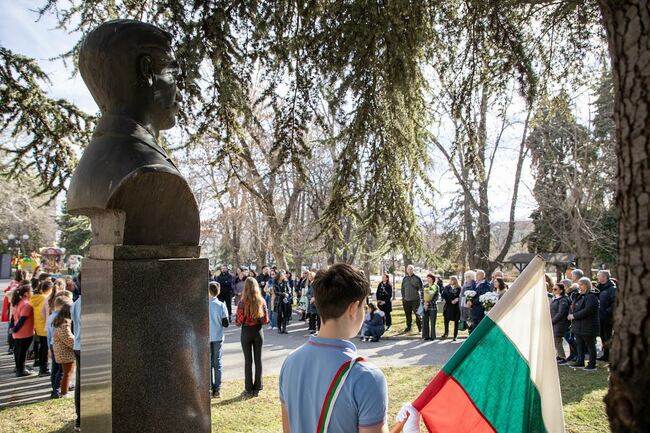 С поднасяне на венци и цветя отбелязаха 181 години от рождението на революционера Кольо Ганчев в родната му Стара Загора