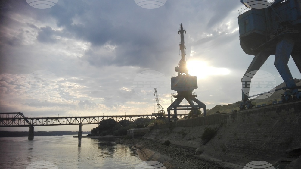 Екоексперти проверяват 25 фирми в Русе след сигнали за оцветени води в река Дунав