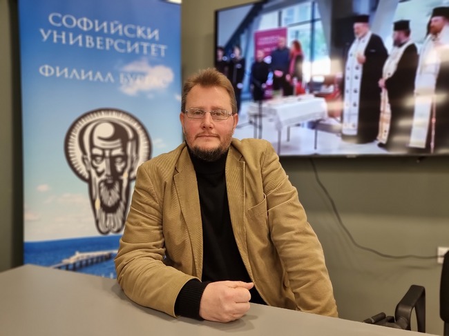 Процесите на децентрализацията са не само в бизнеса, но и в образованието, каза проф. д-р Теодор Седларски