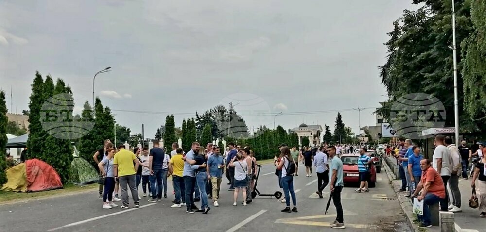 Едночасови блокади пред правителството и по пътищата на три места в Северна Македония, вместо протест днес