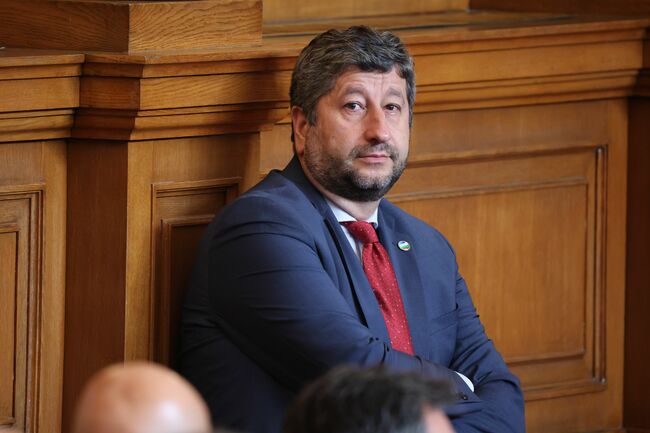 „Има такъв народ“ искат да реализират пропуска си от миналата година, като съставят правителство с третия мандат, коментира Христо Иванов