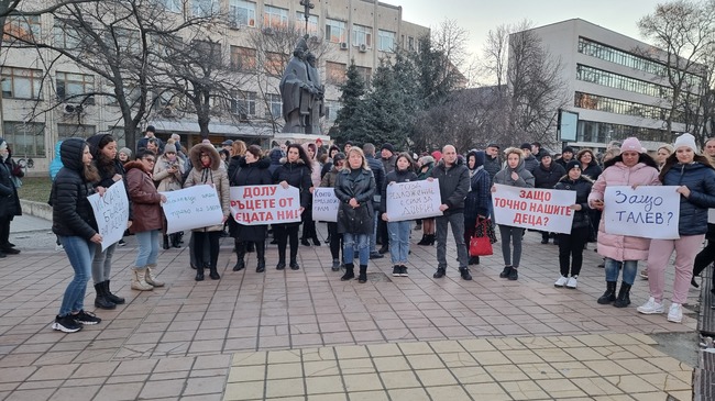 С мълчалив протест родители, учители и ученици от трите средни училища в Добрич изразиха несъгласие с предложението за нулев прием