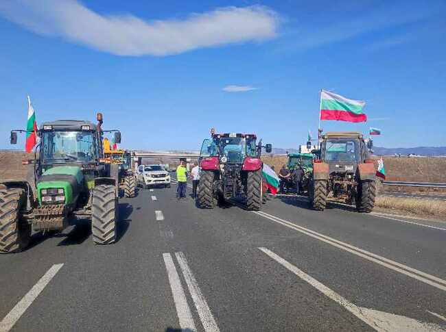 Трите изхода за магистрала "Тракия" в Ямболска област и днес ще бъдат блокирани от протестиращи земеделци