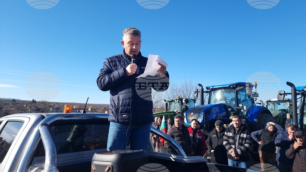 Земеделски производители с над сто машини блокираха пътя Разград-Русе