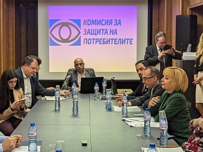Изправи се България: Манолова поиска високи санкции за неравноправните клаузи в договорите на телекомите