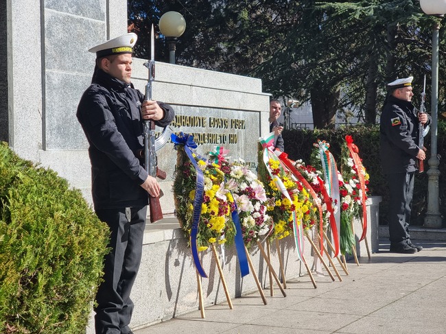 С военен ритуал, молебен и тържествено полагане на венци бе отбелязана 146-годишнината от Освобождението на Бургас