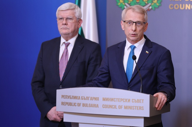 На политически натиск смятам, че дори не е коректно да се откликва, каза министър Кирил Вътев в отговор на въпрос за оставката му