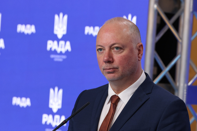Председателят на парламента Росен Желязков и водената от него делегация в Киев вече са напуснали бомбоубежището, в което бяха отведени рано сутринта