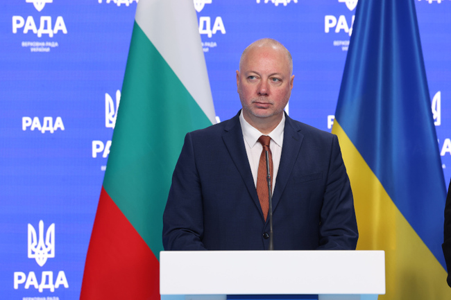 Председателят на парламента Росен Желязков и водената от него делегация в Киев вече са напуснали бомбоубежището, в което бяха отведени рано сутринта