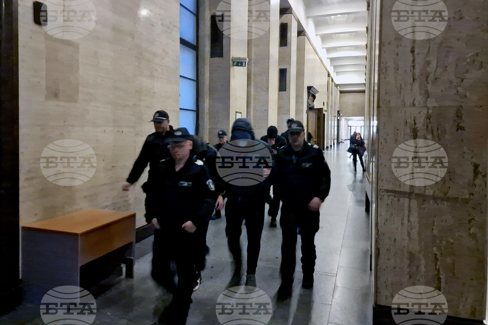 Съдът остави в ареста един от четиримата полицаи, обвинени във вземане на подкуп, а на останалите наложи парична гаранция