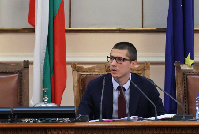 Депутатите обсъждат искането за предсрочно освобождаване на Мирослав Иванов като заместник-председател на Народното събрание
