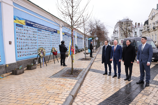 Председателят на Народното събрание Росен Желязков и водената от него парламентарна делегация се преклониха пред паметта на войниците, загинали за свободата и независимостта на Украйна