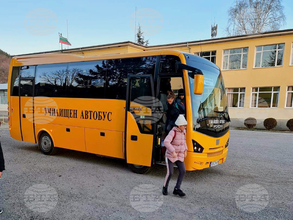 Нов училищен автобус получи община Берковица от МОН