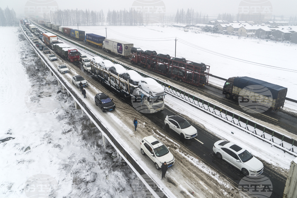 Няколко души пострадаха при верижна катастрофа със над 100 автомобила на заледен участък от скоростен път в Източен Китай