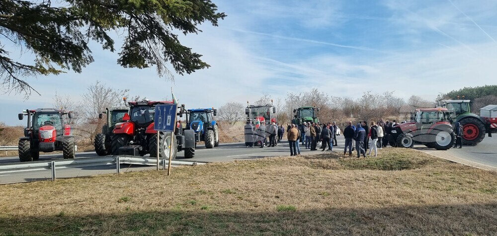 Земеделски производители от Шуменско протестират на 5-и километър край областния град, движението в района е блокирано