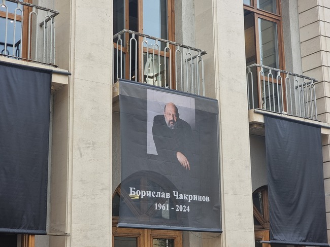 "Питър Пан на българския театър няма да ни напусне" - актьори, колеги и приятели се сбогуваха с режисьора Борислав Чакринов в Бургас