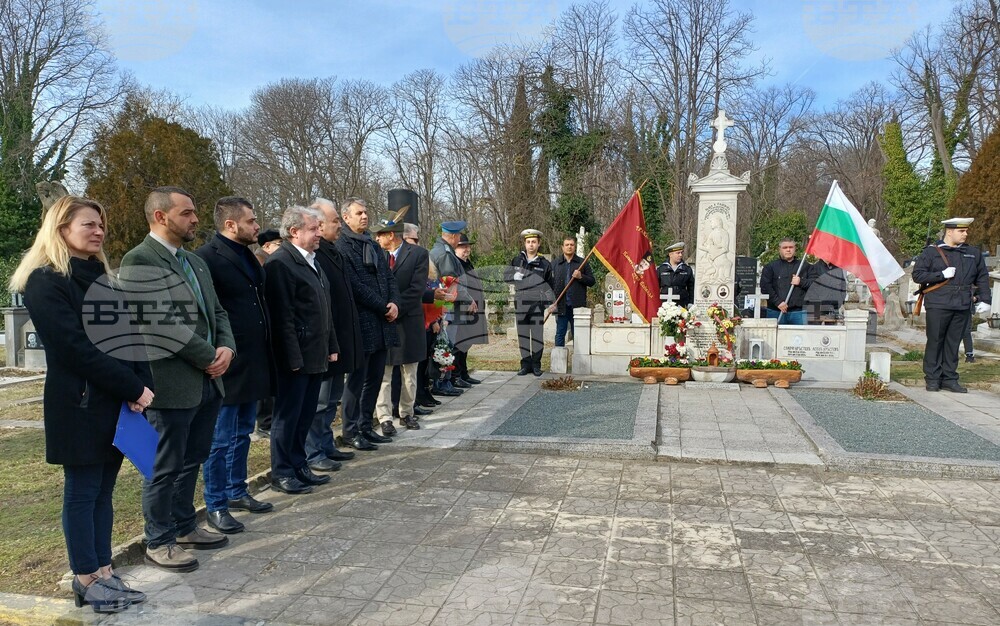 Община Варна: Заместник-кметът Илия Коев почете паметта на Капитан Петко войвода по случай 124-ата годишнина от кончината му