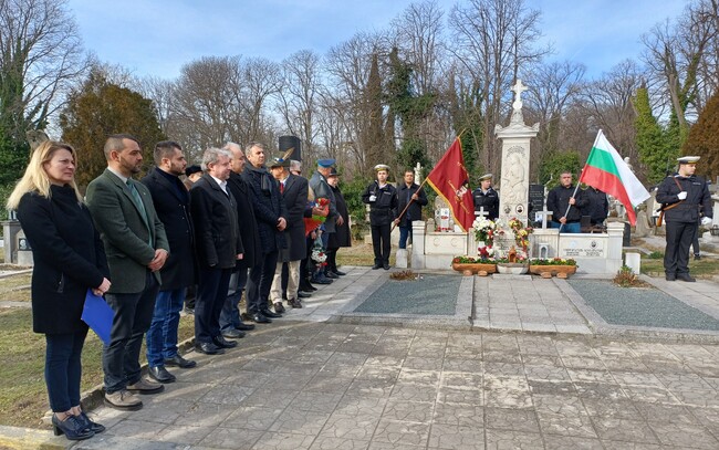Община Варна: Заместник-кметът Илия Коев почете паметта на Капитан Петко войвода по случай 124-ата годишнина от кончината му 