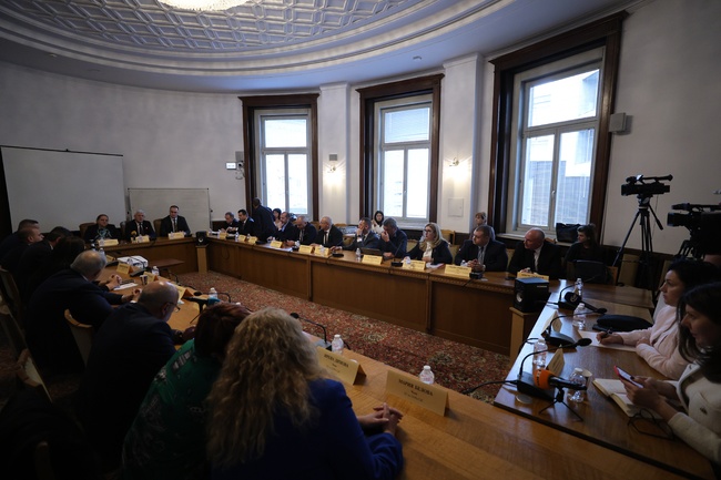 Допълнителната сума от 150 млн. лева по украинската помощ няма да ощети нито една друга мярка, каза министър Вътев