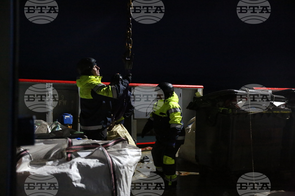 Полустров Байес - Военен научноизследователски кораб „Св. Св. Кирил и Методий“ - НИК 421