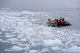 Полустров Байес - Военен научноизследователски кораб „Св. Св. Кирил и Методий“ - НИК 421