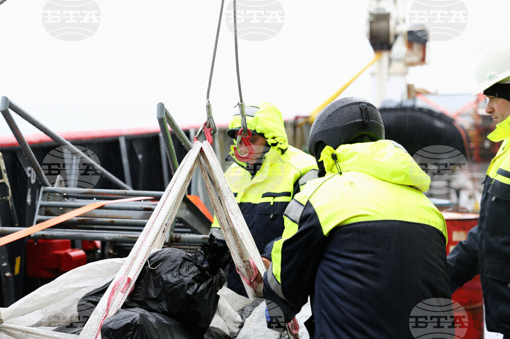 Полустров Байес - Военен научноизследователски кораб „Св. Св. Кирил и Методий“ - НИК 421