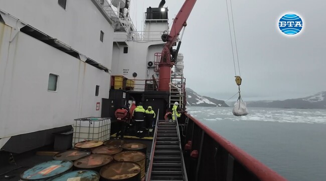 Българският кораб „Св. св. Кирил и Методий“ помага на испанските антарктици за откриване на полеви лагер на полуостров Байес