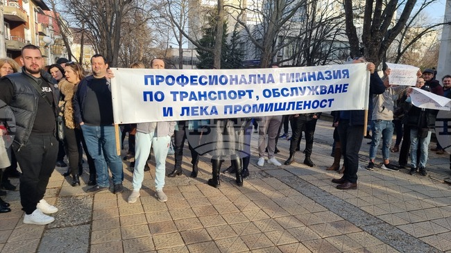 Добрич - представители на професионални гимназии - протест