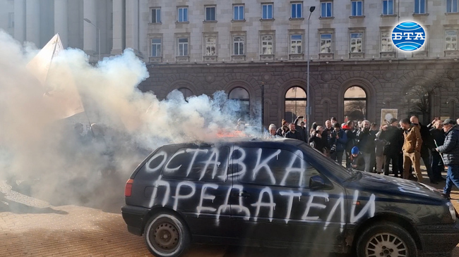 "Възраждане" протестира пред Конституционния съд по повод референдума за запазване на лева