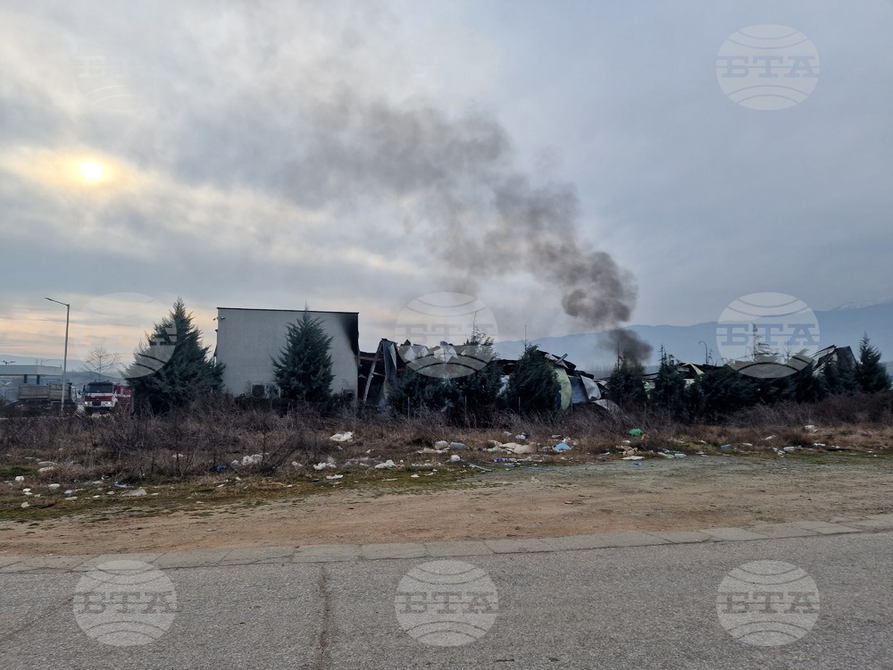 Склад в зеленчуковата борса край петричкото село Кърналово горя тази нощ