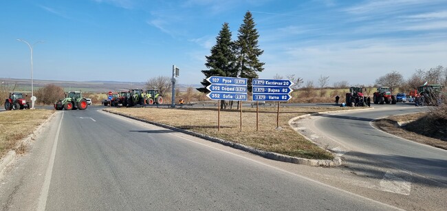 Земеделски производители от Шуменско протестират на 5-и километър край областния град и отново блокираха движението