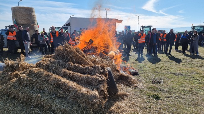 Земеделски производители блокираха кръговото кръстовище край село Труд и запалиха бали със слама