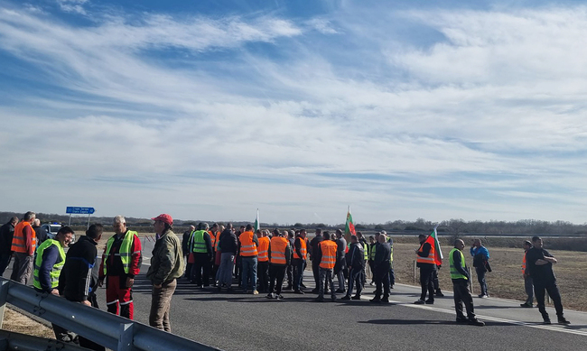 Протестиращите земеделци затвориха автомагистрала "Тракия" в района на Стара Загора