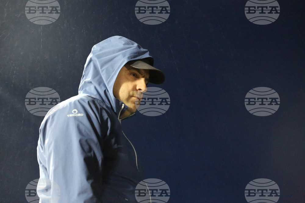 Bulgarian Naval Research Vessel Helps Spanish Antarctic Explorers Open Field Camp on Byers Peninsula