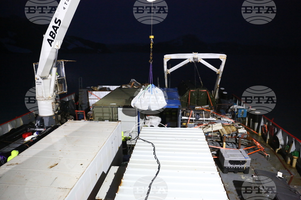 Bulgarian Naval Research Vessel Helps Spanish Antarctic Explorers Open Field Camp on Byers Peninsula