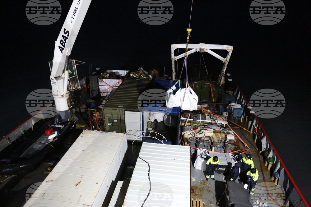 Bulgarian Naval Research Vessel Helps Spanish Antarctic Explorers Open Field Camp on Byers Peninsula