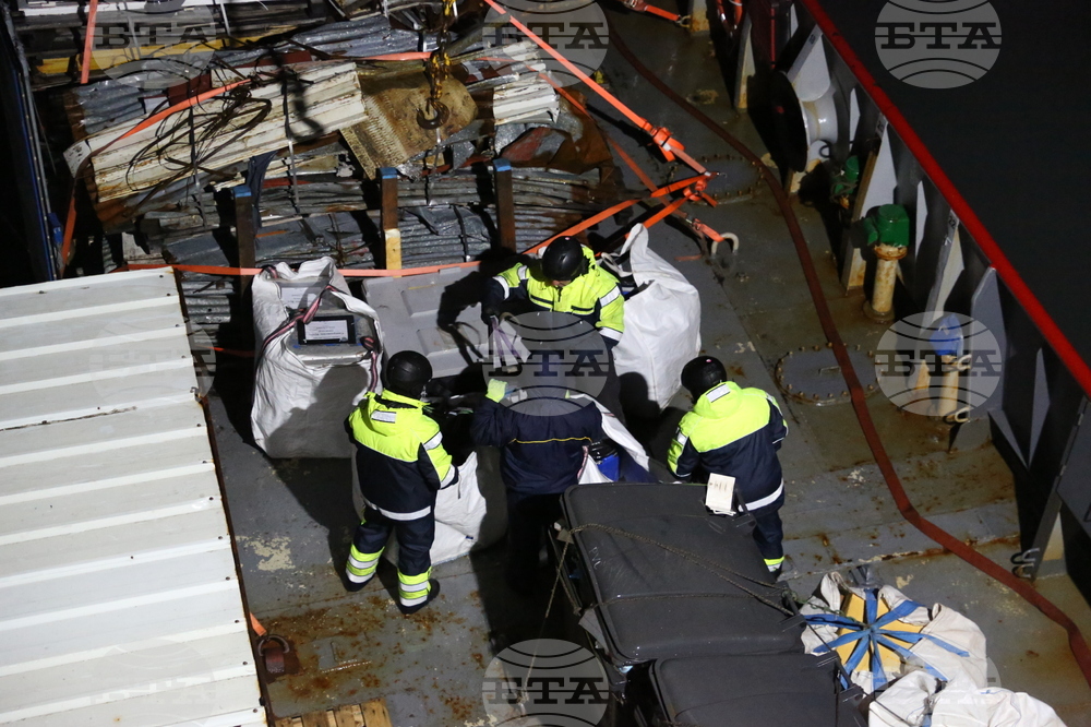 Bulgarian Naval Research Vessel Helps Spanish Antarctic Explorers Open Field Camp on Byers Peninsula
