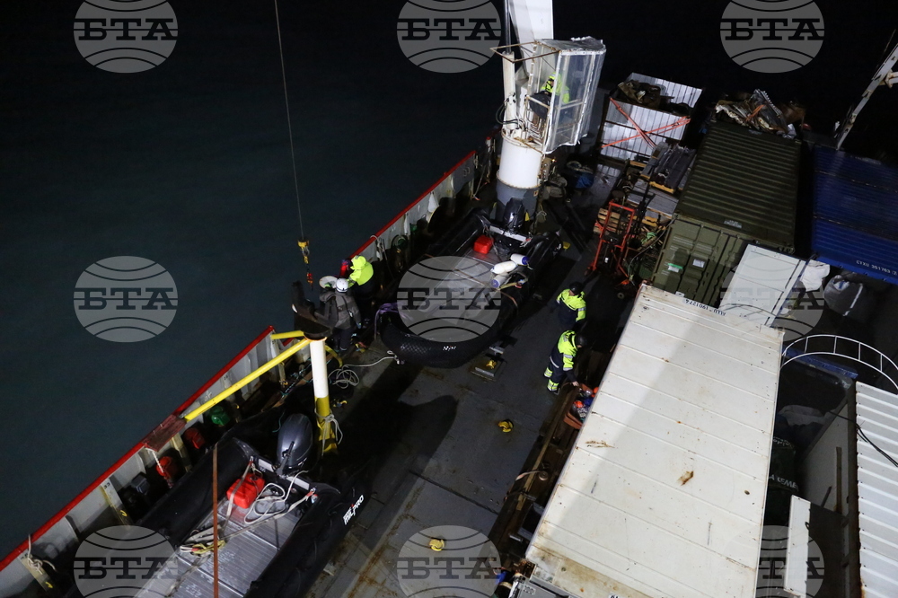 Bulgarian Naval Research Vessel Helps Spanish Antarctic Explorers Open Field Camp on Byers Peninsula