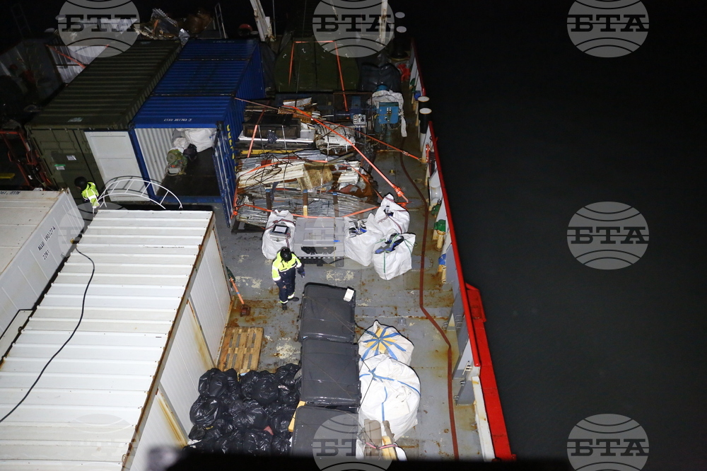 Bulgarian Naval Research Vessel Helps Spanish Antarctic Explorers Open Field Camp on Byers Peninsula